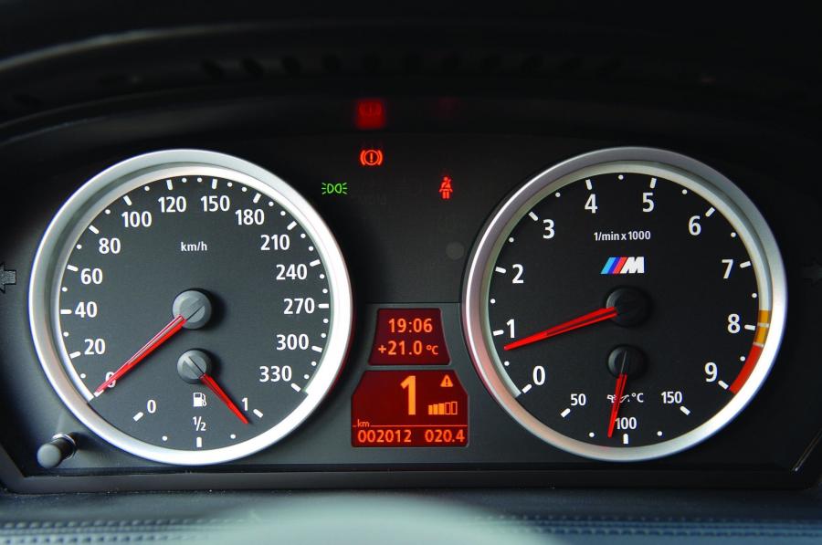 Панель приборов BMW M6 Coupe (E63) 2005 года  (WW) (фото 37 из 96)